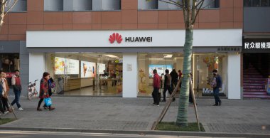 Wuhan Hubei Çin, 10 Aralık 2017: ön bir amiral gemisi mağaza Huawei Technologies şirket logosu ile Çinli cep telefonu markası Huawei Çin'in görünümünü