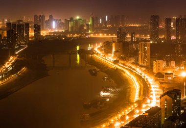 Han Nehri hava gece görünümü cityscape Wuhan orta Çin Hankou ve Hanyang ilçelerde arasında