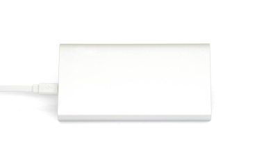 Gümüş güç banka fiş kablosu ile beyaz arka plan üzerinde izole