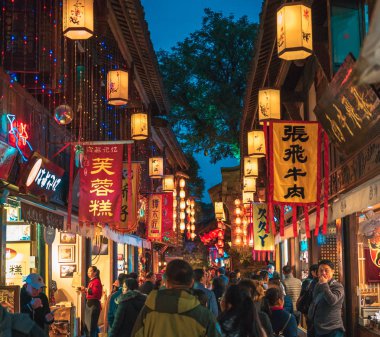 Chengdu Sichuan Çin, 22 Kasım 2017: Jinli antik kenti gece sahne sokak görünümü 