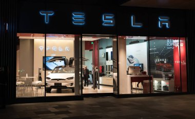 Chengdu Hubei Çin, 22 Kasım 2017: Chengdu Çin Tesla logo ve içinde bir elektrikli otomobil model X ile Tesla Inc arabalar 