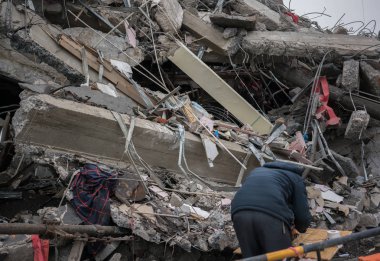 Arama bir adam görünümü Modern malzemeleri yok closeup bina kalıntıları