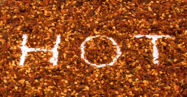 Kurutulmuş biber adet kırmızı biber sıcak kelime yazmak makro arka plan - sıcak kavramı ezen