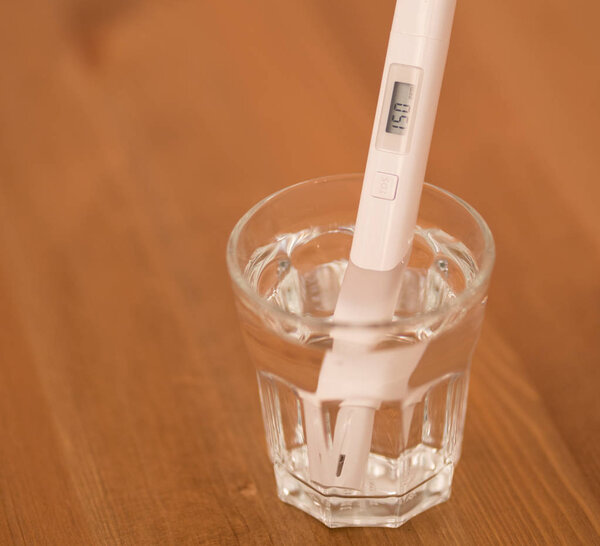 Контроль качества питьевой воды, показывающий высокий уровень ТДС
