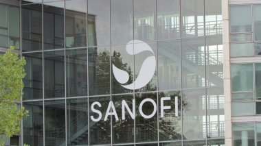 Lyon Fransa, 3 Ekim 2017: Fransız çokuluslu ilaç şirketi Sanofi cam ofislerine Lyon'da bina üzerinde beyaz logosu Fransa