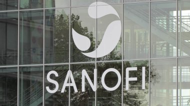 Lyon Fransa, 3 Ekim 2017: Fransız çokuluslu ilaç şirketi Sanofi cam ofislerine Lyon'da bina üzerinde beyaz logosu Fransa