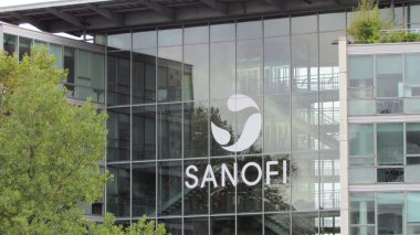 Lyon Fransa, 3 Ekim 2017: Fransız çokuluslu ilaç şirketi Sanofi cam ofislerine Lyon'da bina üzerinde beyaz logosu Fransa