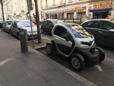 Villeurbanne Fransa, 1 Ekim 2017: Grand Lyon sokakta takılı Bluely elektrikli otomobil Renault Twizy paylaşımı
