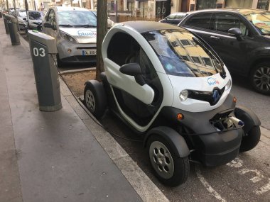 Villeurbanne Fransa, 1 Ekim 2017: Grand Lyon sokakta takılı Bluely elektrikli otomobil Renault Twizy paylaşımı