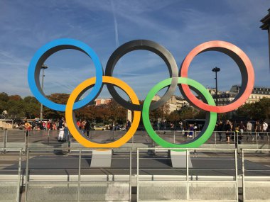 Paris Fransa, 23 Eylül 2017: Olimpiyat Oyunları sembol Trocadero yer Paris 2024 Yaz Olimpiyatları kutluyor