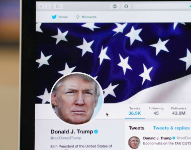 Wuhan Çin, 2 Aralık 2017: Donald Trump Resmi twitter hesabı web sayfasında bir dizüstü bilgisayar monitörü                          