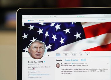 Wuhan Çin, 2 Aralık 2017: Donald Trump Resmi twitter hesabı web sayfasında bir dizüstü bilgisayar monitörü                          