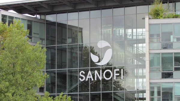 Lyon Fransa, 3 Ekim 2017: Fransız çokuluslu ilaç şirketi Sanofi cam ofislerine Lyon'da bina üzerinde beyaz logosu Fransa