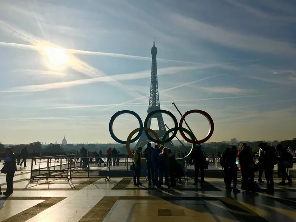 Paris Fransa, 23 Eylül 2017: Olimpiyat Oyunları sembol Trocadero Paris 2024 Yaz Olimpiyatları kutluyor Eyfel Kulesi önünde yere