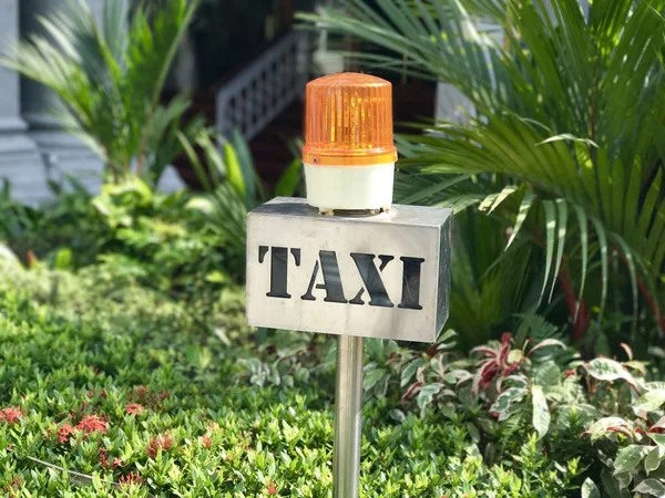 Яркий Металл Такси Стенд Знак Оранжевым Вращающимся Светом Вершине Зелеными — стоковое фото