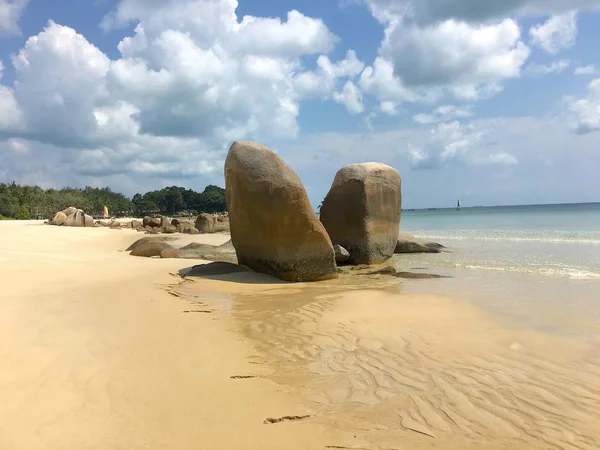 白沙海滩上的沙与海的突出岩石 — 图库照片
