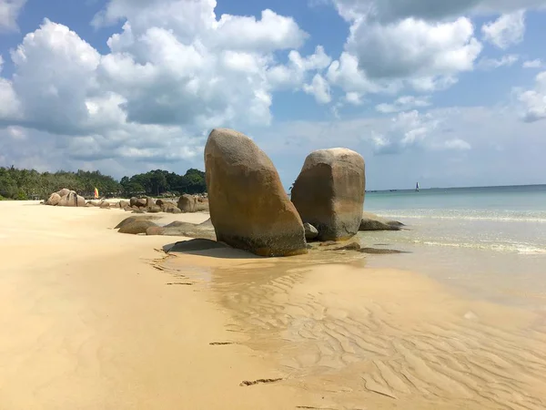 Destacado Dúo Rocas Entre Arena Mar Playa Arena Blanca —  Fotos de Stock