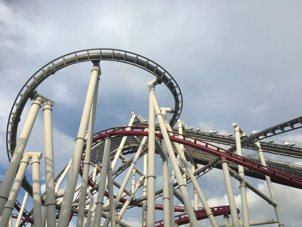 Czerwony Niebieski Pojedynków Rollercoaster Utworów Pętli — Zdjęcie stockowe