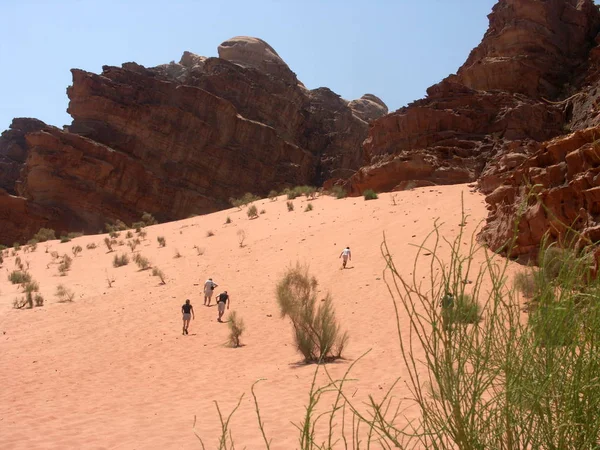 Τουρίστες Πεζοπορία Έναν Αμμόλοφο Στην Κοιλάδα Του Wadi Rum Από — Φωτογραφία Αρχείου