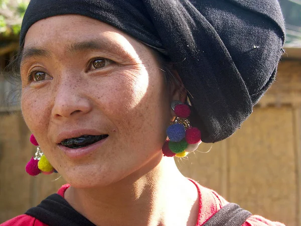 Tai lu Vietnam, 23 Nisan 2010: Tai lu etnik gruptan siyah dişleri olan güzel kadın