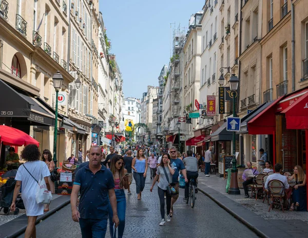 Paris Fransa, 14 Temmuz 2018: Rue Montorgueil yaya cadde görünümü Paris turistler ve Paris insanlar ile yaz aylarında Fransa
