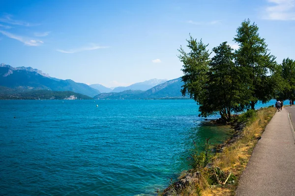 Malerischer Blick Auf Den Annecy See Mit Kristallklarem Wasser Und — Stockfoto
