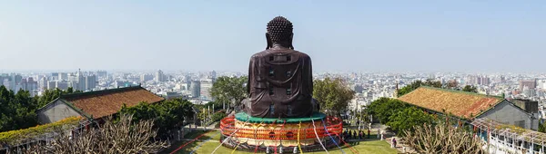 台湾でマウント八卦八卦素晴らしい仏像の背で彰化都市景観パノラマ ビュー — ストック写真