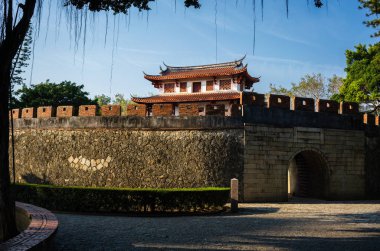 Grand Güney eski Tainan şehir sur Tayvan yeşil bir parkın ortasında kapısı