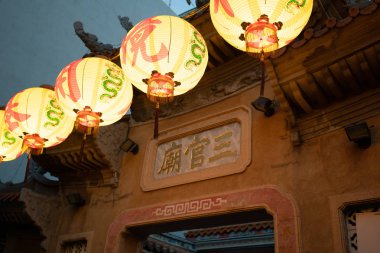 Sanguan Tapınağı Tainan Tayvan ile ışıklı Çince fenerler gece karanlığında yazılı