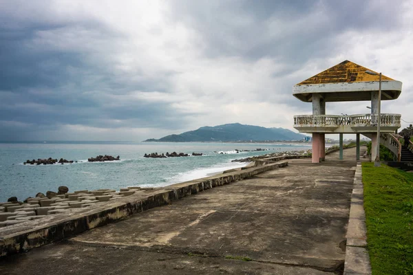 Pabellón Orilla Del Mar Con Rompeolas Clima Tormentoso Sobre Océano —  Fotos de Stock