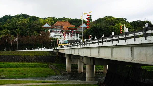 Meilun 川と花蓮県台湾でバック グラウンドで殉教者の神社橋します — ストック写真