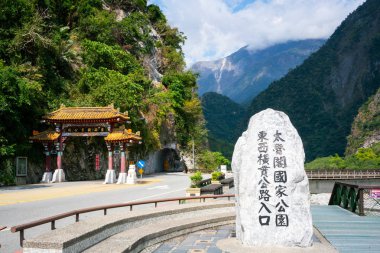 Taş yazılı doğu girişini Taroko gorge Ulusal Parkı ve arka planda dağlar ile kemer kapısı