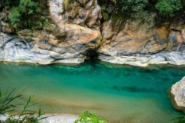 Shakadang iz nehir manzaralı kristal berraklığında su ve Taroko gorge Ulusal Park Hualien Tayvan mermer rock hiking