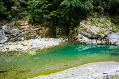 Shakadang iz nehir manzaralı kristal berraklığında su ve Taroko gorge Ulusal Park Hualien Tayvan mermer rock hiking