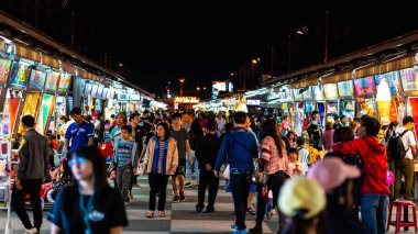 28 Şubat 2018, Hualien Tayvan: Hualien Dongdamen turist gece Pazar sokak görünümü insanlarla dolu