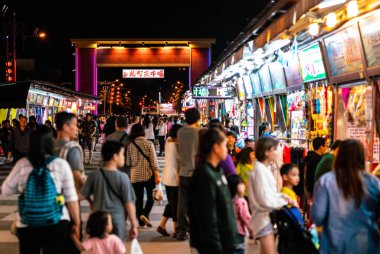 28 Şubat 2018, Hualien Tayvan: Hualien Dongdamen turist gece Pazar sokak görünümü insanlarla dolu