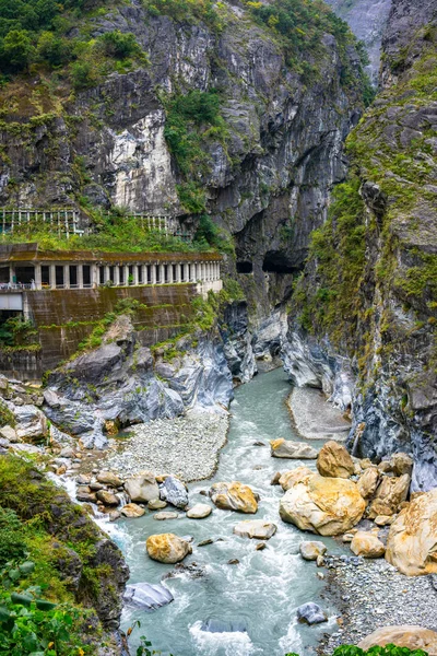 Nehir manzaralı ve tünel Taroko gorge Ulusal Park Hualien Tayvan