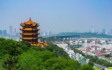 Sarı vinç kulesi ve Wuhan Hubei Çin Wuhan Yangtze büyük Bridge doğal görünümü