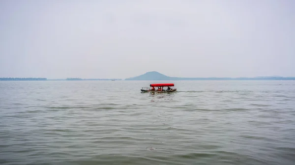 Tradicional Chino Pequeño Barco Ciudad Wuhan Donghu Lago Oriental Colina —  Fotos de Stock