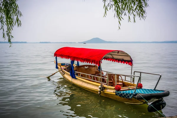 Wuhan city Donghu Doğu Gölü ve Moshan tepenin arka planda Çin geleneksel Çince tekne yakından görmek