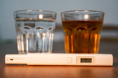 Tds toplam çözünmüş katılar test için önünde iki bardak saf ve kirli su içme suyu kalite kontrol test dokunun