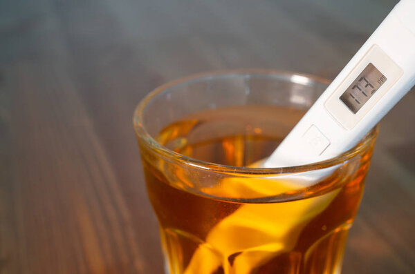 Контроль качества питьевой воды, показывающий высокий уровень ТДС Общее количество растворенных твердых веществ в стакане грязной воды
