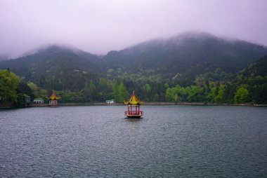 Buzul Lulin göl manzaralı arka planda alacakaranlıkta Lushan Milli Parkı Jiangxi Çin Orta ve yeşil bulutlu dağda bir Çin Pavyonu ile