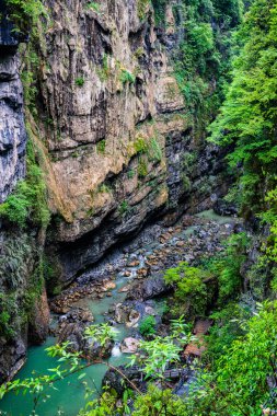 Dikey görünüm alt Enshi Mufu Grand Canyon, Hubei Çin yağmurlu gün