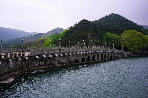 Chinese Brug Een Dam Met Lulin Lake Groene Bergen Uitzicht — Stockfoto