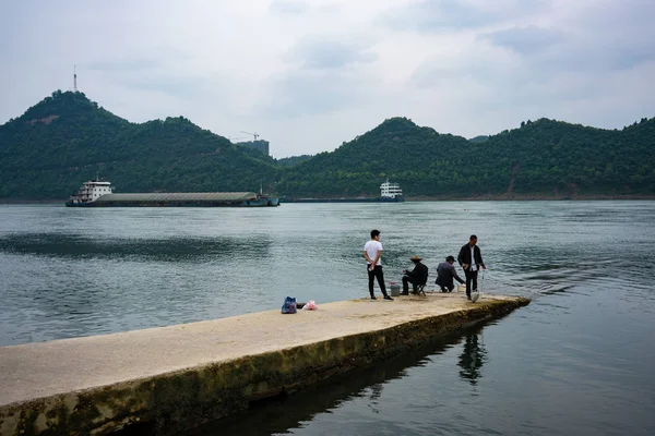 Abril 2018 Yichang Hubei China Pueblo Chino Pescando Río Yangtze —  Fotos de Stock