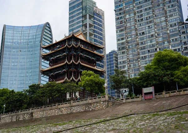 長江川沿いに鎮江館や湖北省の宜昌中国の背景の建物の表示 — ストック写真