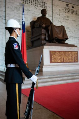 11 Şubat 2018, Taipei Tayvan: onur muhafız tüfek ve süngü Taipei Tayvan Ulusal Chiang Kai-shek memorial Hall'da heykeli önünde