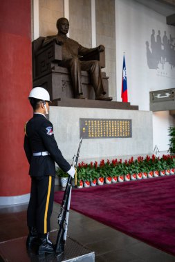 12 Şubat 2018, Taipei Tayvan: onur muhafız tüfek ve süngü Sun Yat Sen Sun Yat-Sen memorial Hall Taipei Tayvan heykeli önünde