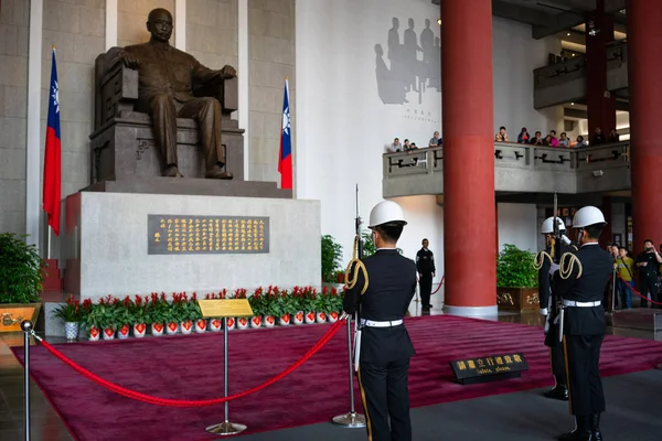 12 Şubat 2018, Taipei Tayvan: muhafız tüfek ve süngü Sun Yat Sen Sun Yat-Sen memorial Hall Taipei Tayvan heykeli önünde değiştirme